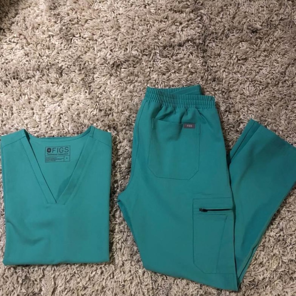 FIG SCRUB TOP
